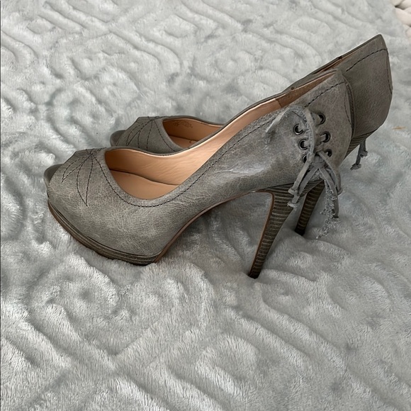 GUESS Edgy Gorgeous Gray Peep-Toe Heels - Picture 4 of 7